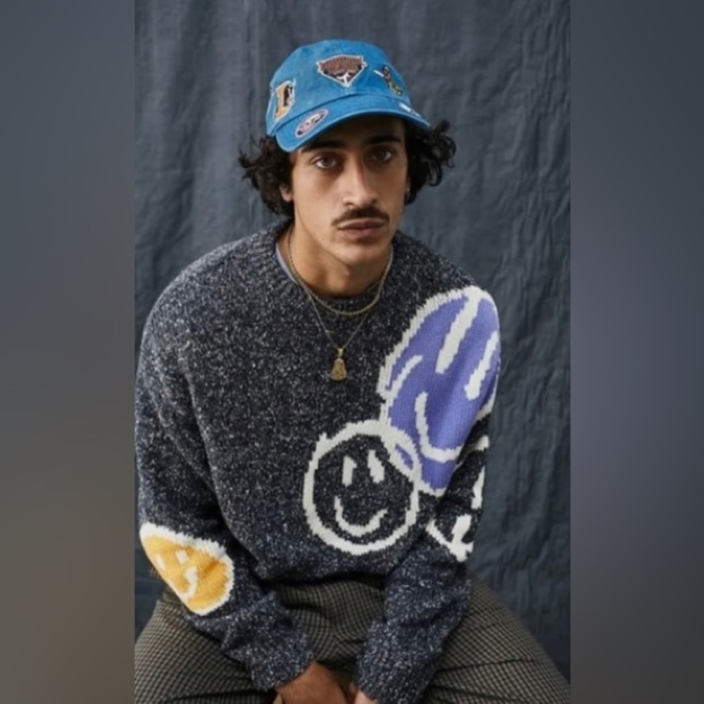 Urban Outfitters knit smiley face sweater. Unisex. Size small.